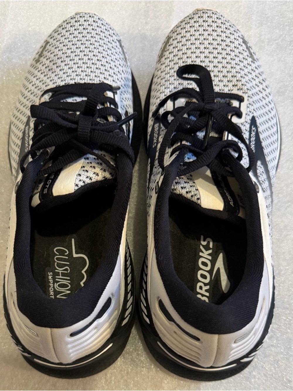 Brooks White and Black Running Shoes - Size USA 8.5 / EUR 40